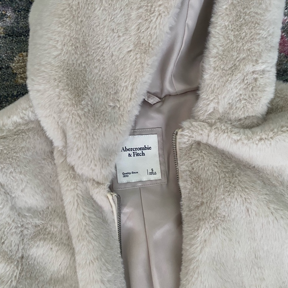Abercrombie & Fitch Faux Fur zip up jacket cream - Picture 2 of 3